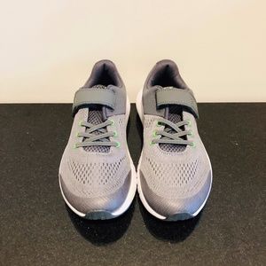 Under Armour Kids' Grade School Sneaker 6.5 Youth